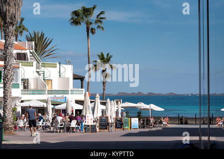 Restaurants le long du front de mer Corralejo La Oliva Fuerteventura Canaries Espagne Banque D'Images