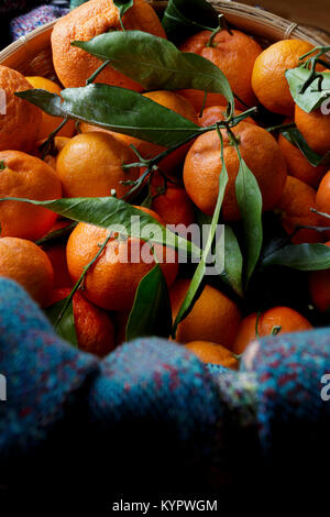 Oranges clémentines dans un panier Banque D'Images