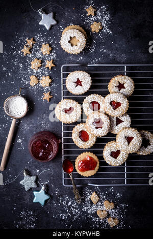 Linzer cookies fraise pistache Banque D'Images