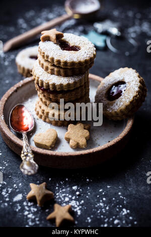 Linzer cookies fraise pistache Banque D'Images