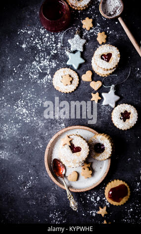 Linzer cookies fraise pistache Banque D'Images