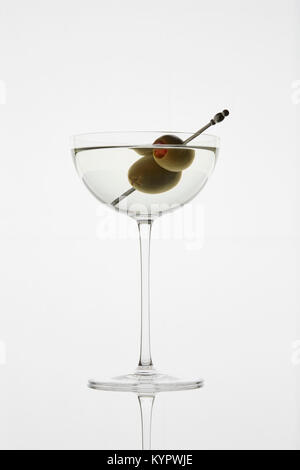 Cocktail Martini classique photographiés sur fond blanc rétroéclairé Banque D'Images