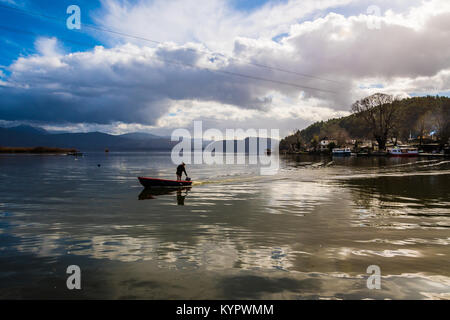 Un pêcheur dans le lac Pamvotis de Ioannina en Grèce Banque D'Images