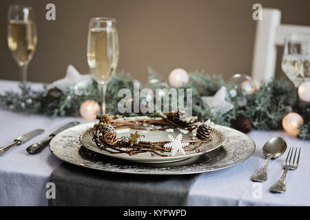 Célébration de table. Blanc, or et argent table de Noël Banque D'Images