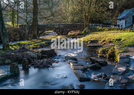 Viators Bridge et la rivière Dove à Milldale village dans le parc national de Peak District, England, UK Banque D'Images