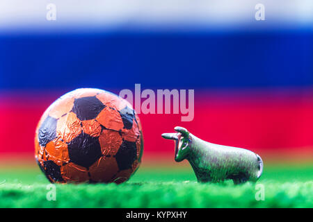 Drapeau de la Russie échecs en tant que le football. Coupe du Monde FIFA 2018. Boule et bull sur l'herbe verte. Banque D'Images