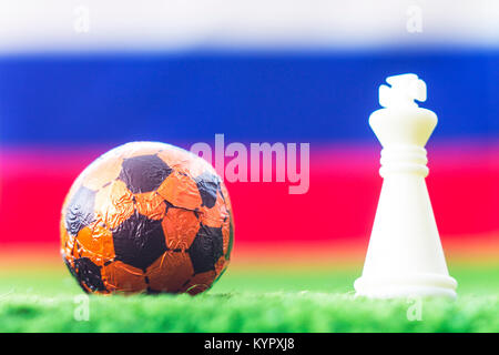 Drapeau de la Russie échecs en tant que le football. Coupe du Monde FIFA 2018.Ball et blanc figure sur l'herbe verte. Banque D'Images