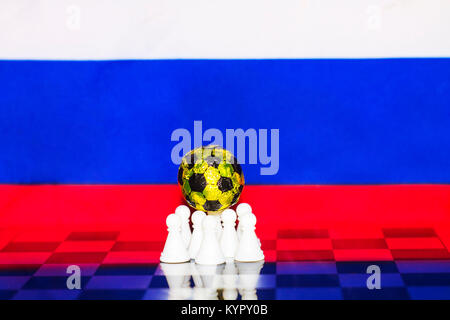 Drapeau de la Russie échecs en tant que le football. Coupe du Monde FIFA 2018. Le livre blanc a remporté l'équipe de match et détient le ballon d'or. Banque D'Images