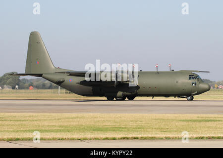 RAF Hercules C-130K C3 roulage après l'atterrissage à Coningsby par un beau jour d'été. Banque D'Images