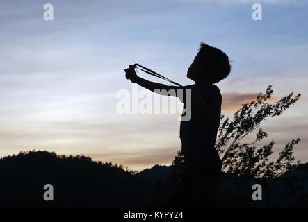 Jeune garçon de ferme avec sling shot - Mu Cang Chai en montagnes, Yen Bai, dans la province nord-ouest du Vietnam. Banque D'Images