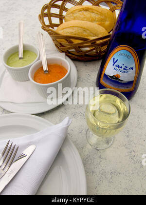 TABLE À VIN EN VERRE DE YAIZA LANZAROTE Restaurant typique des îles Canaries cadre de table avec des sauces Mojo rouges et vertes de spécialité canarienne, pain des îles Canaries et Malvasia Yaiza vin blanc sec Lanzarote îles Canaries Espagne Banque D'Images