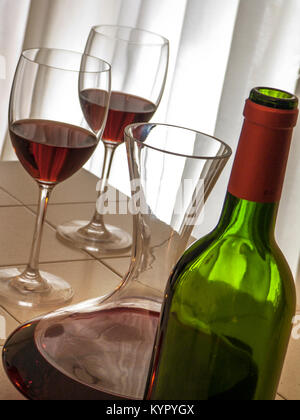 Carafe avec 2 verres à vin rouge Photo Stock - Alamy
