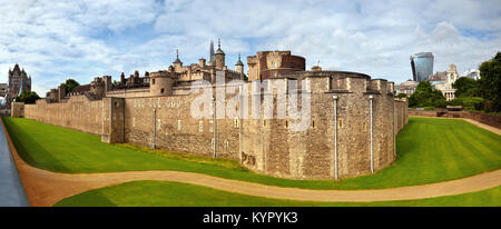 Image panoramique de la Tour de Londres avec douves sèches et mur rideau extérieur à Londres, Angleterre, RU Banque D'Images