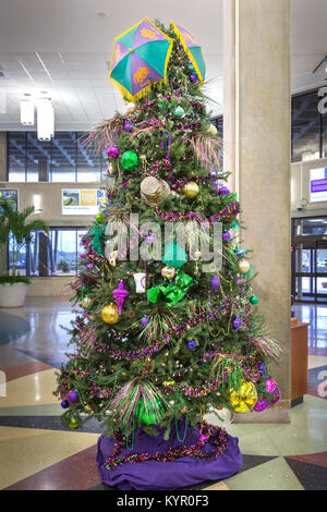 Mardi Gras arbre de Noël décoré de violet (la justice), vert (Foi), or (puissance) dans les ornements de l'aéroport régional de Mobile, en Alabama. Banque D'Images