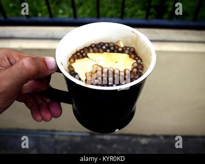 Photo de mug rempli de taho ou Soft/Tofu soyeux avec du sirop de sucre et perles de tapioca Banque D'Images