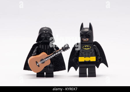 Lego Batman avec darth vader tenant une guitare isolé sur fond blanc. Banque D'Images