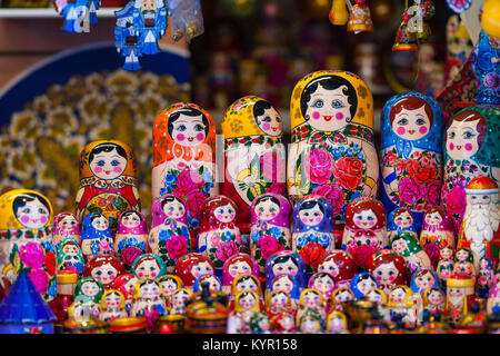 Plusieurs lignes colorées de jouets en bois traditionnel russe matreshka sur l'affichage pour la vente Banque D'Images