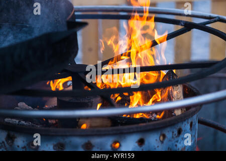 Cuisinière en métal avec feu ouvert pour préparer de la nourriture à l'extérieur. Personne autour de Banque D'Images