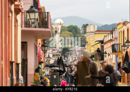 SAN CRISTOBAL, MEXIQUE - le 27 novembre : personnes non identifiées sur une rue animée en vue de l'Église Guadalupe le 27 novembre 2016 à San Cristobal. S Banque D'Images