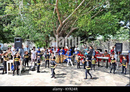 La HAVANE, CUBA, le 5 mai 2009. Enfants habillés comme des bourdons en dansant dans la Fit Cuba 2009 Festival du tourisme à La Havane, Cuba, le 5 mai 2009. Banque D'Images