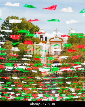 SAN CRISTOBAL, MEXIQUE - le 27 novembre : une vue jusqu'à l'Église Guadalupe entre les rangées de drapeaux en papier coloré sa doublure escaliers sur Novembre 27, 2016 Banque D'Images