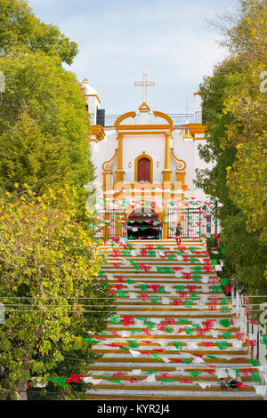 SAN CRISTOBAL, MEXIQUE - le 27 novembre : une vue jusqu'à l'Église Guadalupe entre les rangées de drapeaux en papier coloré sa doublure escaliers sur Novembre 27, 2016 Banque D'Images