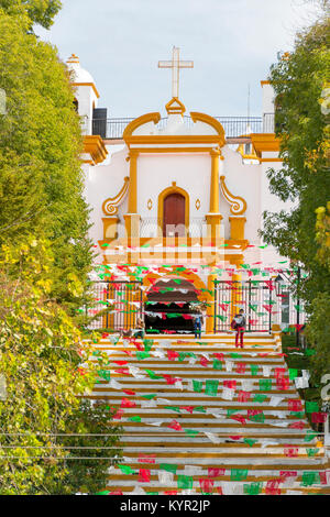 SAN CRISTOBAL, MEXIQUE - le 27 novembre : une vue jusqu'à l'Église Guadalupe entre les rangées de drapeaux en papier coloré sa doublure escaliers sur Novembre 27, 2016 Banque D'Images