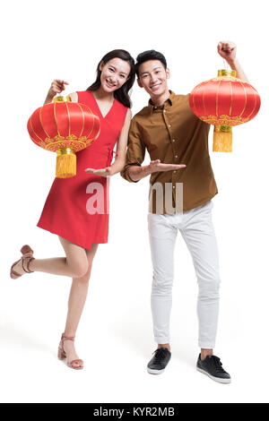 Cheerful young couples célébrant le nouvel an chinois avec des lanternes traditionnelles Banque D'Images