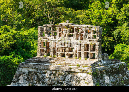 PALENQUE, MEXIQUE - le 29 novembre : ruines de temples Mayas avec toit ornement comb le 29 novembre 2016 à Palenque. Palenque a été déclaré heri Banque D'Images