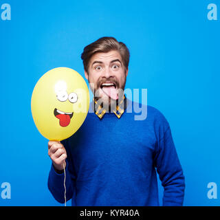 Homme avec ballon coller sa langue out Banque D'Images
