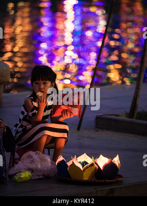 Petite fille vendant des lanternes, Hoi An, Vietnam Banque D'Images