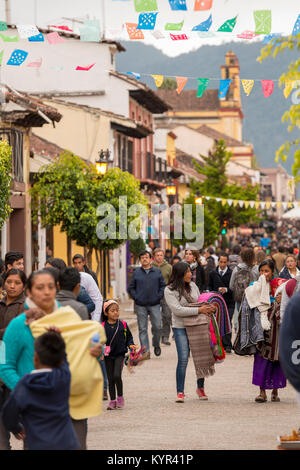 SAN CRISTOBAL, MEXIQUE - le 27 novembre : personnes non identifiées et vedors dans une rue animée, le 27 novembre 2016 à San Cristobal. San Cristobal de las Casas Banque D'Images