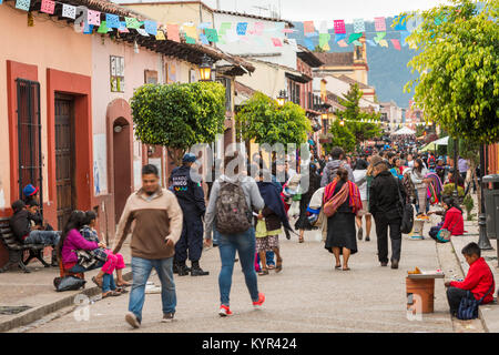 SAN CRISTOBAL, MEXIQUE - le 27 novembre : personnes non identifiées et vedors dans une rue animée, le 27 novembre 2016 à San Cristobal. San Cristobal de las Casas Banque D'Images