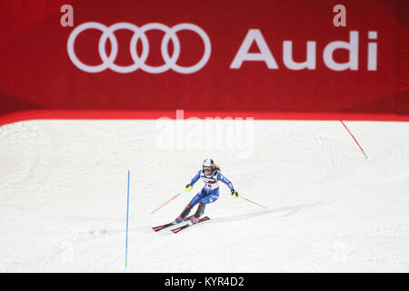 ZAGREB, CROATIE - 3 janvier 2018 : Manuela Moelgg de lir fait concurrence au cours de l'AUDI FIS Alpine Ski World Cup Slalom Femmes, Snow Queen Trophy en 2018 Banque D'Images