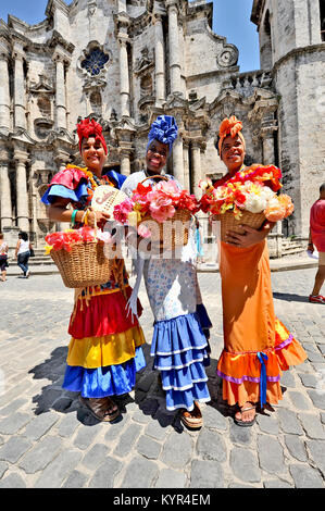 La HAVANE, CUBA, le 6 mai 2009. Trois femmes cubaines posant en vêtements traditionnels dans la vieille Havane, Cuba, le 6 mai 2009. Banque D'Images