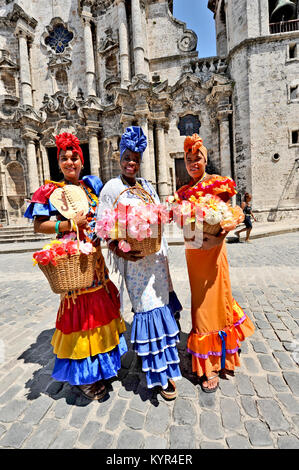 La HAVANE, CUBA, le 6 mai 2009. Trois femmes cubaines posant en vêtements traditionnels dans la vieille Havane, Cuba, le 6 mai 2009. Banque D'Images