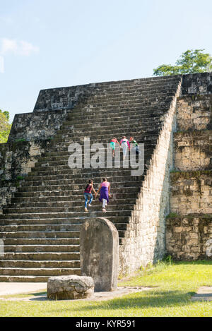 TIKAL, GUATEMALA - 26 novembre : personnes non identifiées ont grimpé à une pyramide maya ruins archealogical site dans le parc national de Tikal sur Novembre 26, 2017 i Banque D'Images