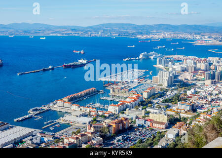 Vue sur Gibraltar ville d'en haut en journée ensoleillée Banque D'Images