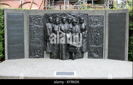 Kate Sheppard National Memorial pour le suffrage des femmes sur la rive de la rivière Avon par Oxford exposée dans le centre de Christchurch, Nouvelle-Zélande. Banque D'Images