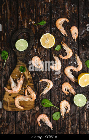 Vue de dessus de crevettes aux agrumes savoureux sur table en bois rustique Banque D'Images