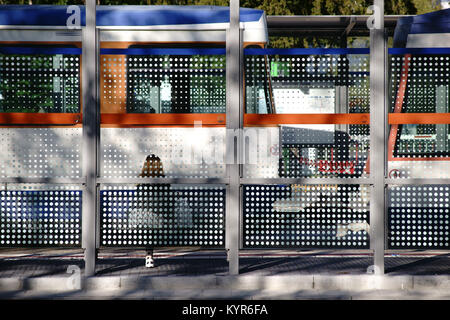 Le nouvel abri de verre d'un arrêt de tramway moderne sur une rue. Banque D'Images