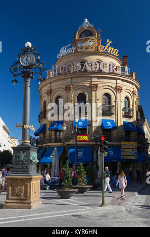 Le Coq Bleu (El Gallo Azul) café de la chaussée le long de la Calle Lanceria avec Pedro Domecq un réveil de l'avant-plan, Jerez de la Frontera, Espagne Banque D'Images