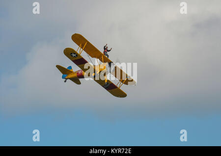 Dans le ciel, Portrush, l'Irlande du Nord - 31 août 2013 :- un marche sur l'aile est un ancien avion Bi à l'Airshow Portrush seulement éditoriale Banque D'Images