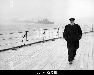 Le Premier ministre britannique, Winston Churchill, promenades sur le pont du navire de sa Prince de Galles au cours de la Conférence de l'Atlantique le 11 août 1941 dans la baie Placentia, Terre-Neuve, Canada. Banque D'Images