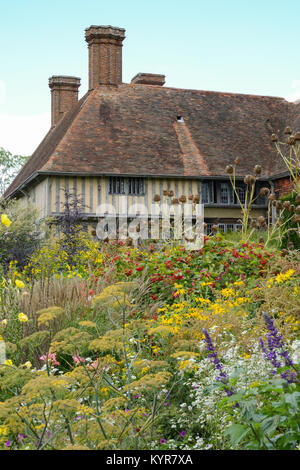 Great Dixter House and Gardens - longue frontière à la fin de l'été, fin août, Rye, Rye, East Sussex, England, UK Banque D'Images
