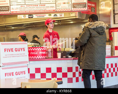 Travailleur de la restauration rapide au guichet d'aider un homme afro-américain de l'alimentation de commande client à cinq gars un hamburger restaurant à Montgomery, en Alabama, USA. Banque D'Images