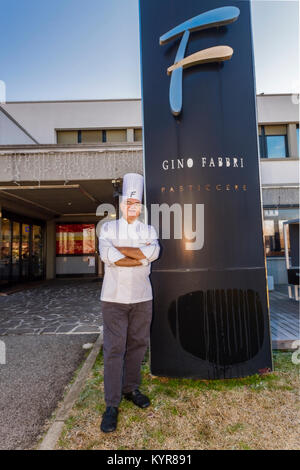 Italie Emilie Romagne Bologne Granarolo Pâtisserie Master - Gino Gino Fabbri Fabbri en face de sa propre pâtisserie Banque D'Images