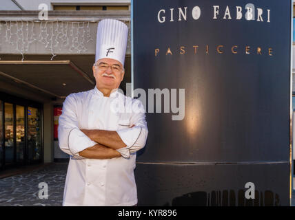 Italie Emilie Romagne Bologne Granarolo Pâtisserie Master - Gino Gino Fabbri Fabbri en face de sa propre pâtisserie Banque D'Images