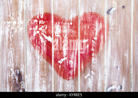 Valentines Day love heart sur fond de bois rustique. Image en arrière-plan modèle de l'amour Saint-valentin ou cartes thématiques et salutations Banque D'Images
