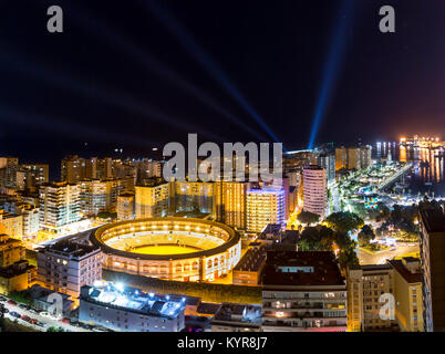 Vue pittoresque de la ville de Malaga rougeoyant colorés en nuit Banque D'Images